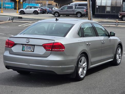 Used 2014 Volkswagen Passat 1.8T SEL Premium FWD image 7