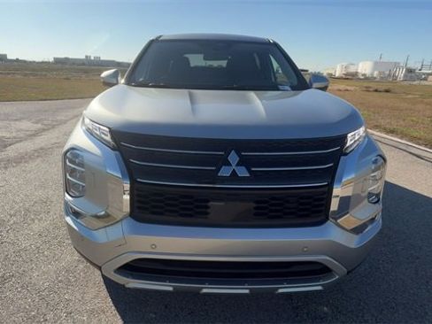 Used 2024 Mitsubishi Outlander SE image 3