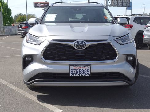 Used 2022 Toyota Highlander Platinum image 3