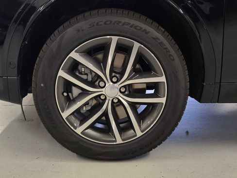 New 2025 Land Rover Discovery Sport Dynamic SE image 9