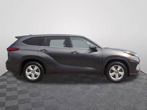 Used 2022 Toyota Highlander LE AWD/4WD image 4