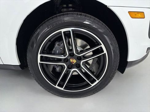 Certified 2021 Porsche Macan AWD/4WD image 35