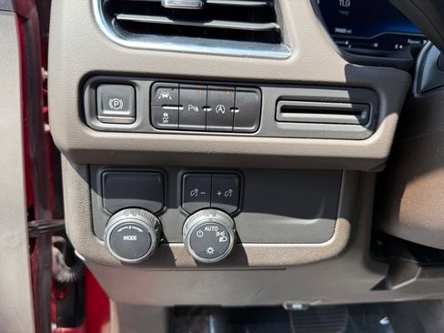 Used 2023 Chevrolet Suburban LT RWD image 7