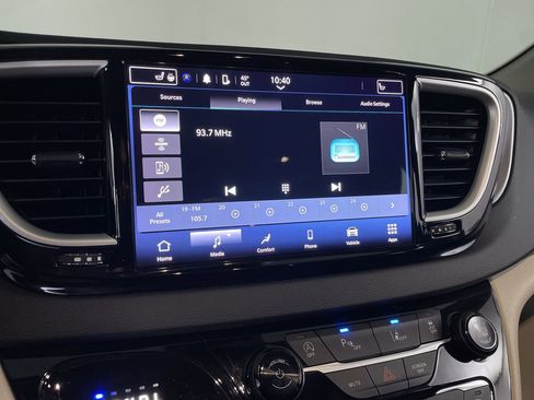 Used 2023 Chrysler Pacifica Touring-L image 14