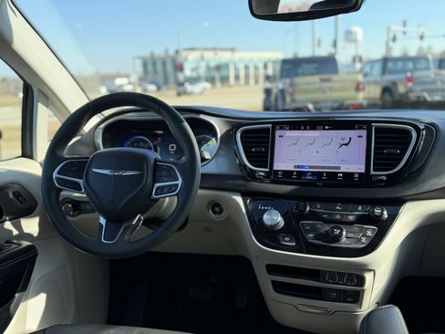 Used 2022 Chrysler Pacifica Touring-L image 13