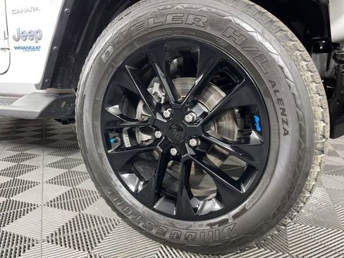 Used 2022 Jeep Wrangler Unlimited Sahara w/ Cold Weather Group image 14