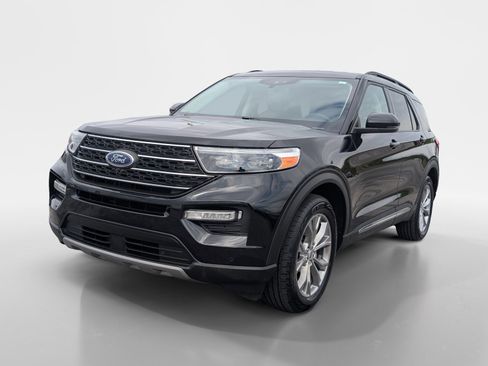 Used 2024 Ford Explorer XLT w/ Equipment Group 202A image 5