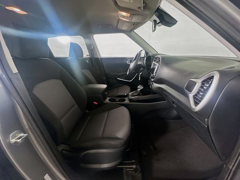 Used 2025 Kia Soul LX w/ LX Technology Package FWD image 29