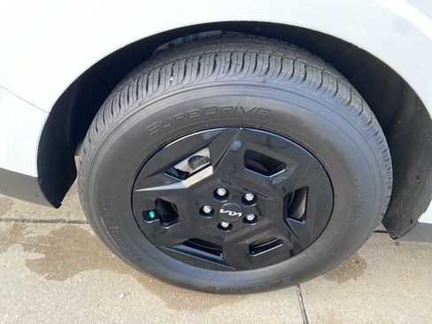 Used 2025 Kia Carnival FWD image 32