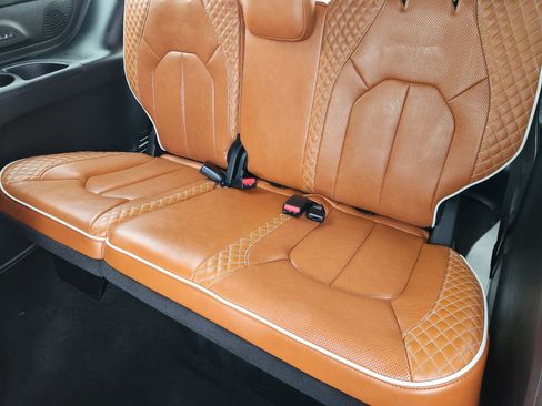 Used 2025 Chrysler Pacifica Pinnacle FWD image 36