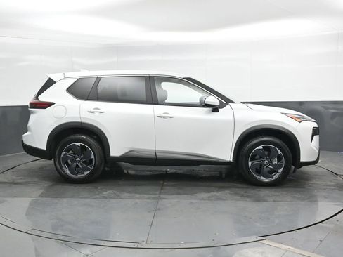 Used 2025 Nissan Rogue SV image 3