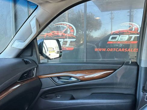 Used 2015 Cadillac Escalade Luxury image 4