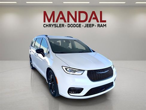 New 2026 Chrysler Pacifica Select w/ S Appearance Package image 3