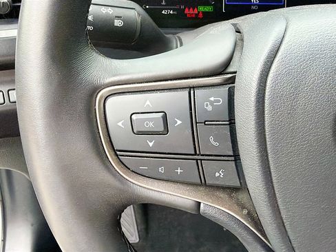 Used 2025 Lexus UX 300h FWD image 39