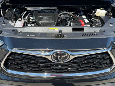 Used 2025 Toyota Highlander Platinum AWD/4WD image 34