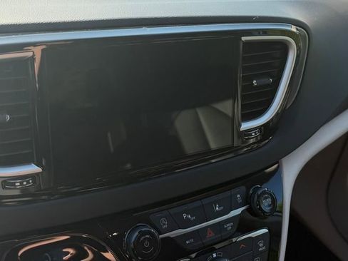 Used 2024 Chrysler Pacifica Touring-L FWD image 20