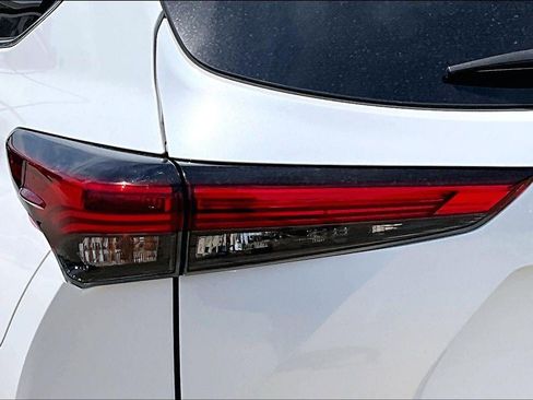 Used 2022 Toyota Highlander XLE AWD/4WD image 22