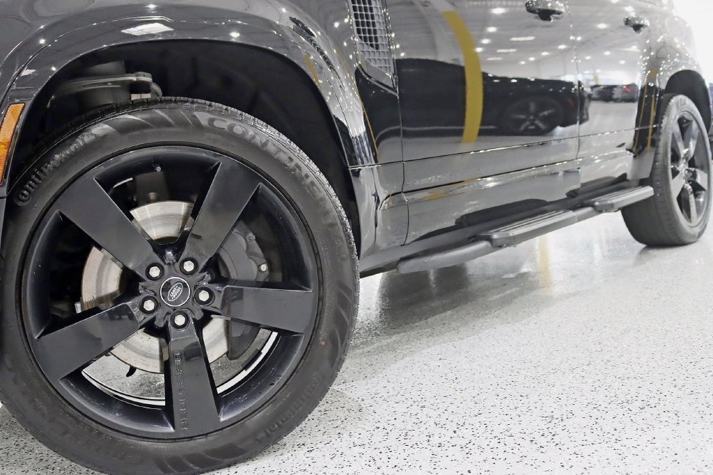 Used 2025 Land Rover Defender 110 X-Dynamic SE AWD/4WD image 5