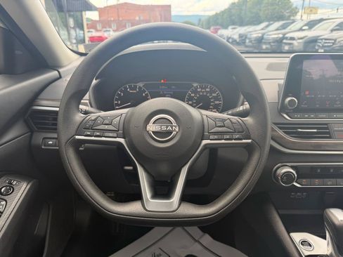 Used 2024 Nissan Altima 2.5 SV FWD image 15