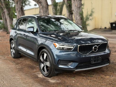 Used 2022 Volvo XC40 T5 Momentum AWD/4WD image 1