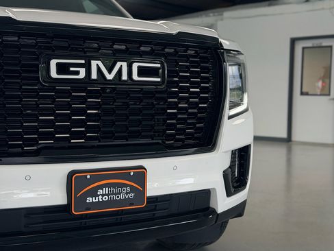 Used 2022 GMC Yukon XL Denali w/ Denali Ultimate Package AWD/4WD image 11