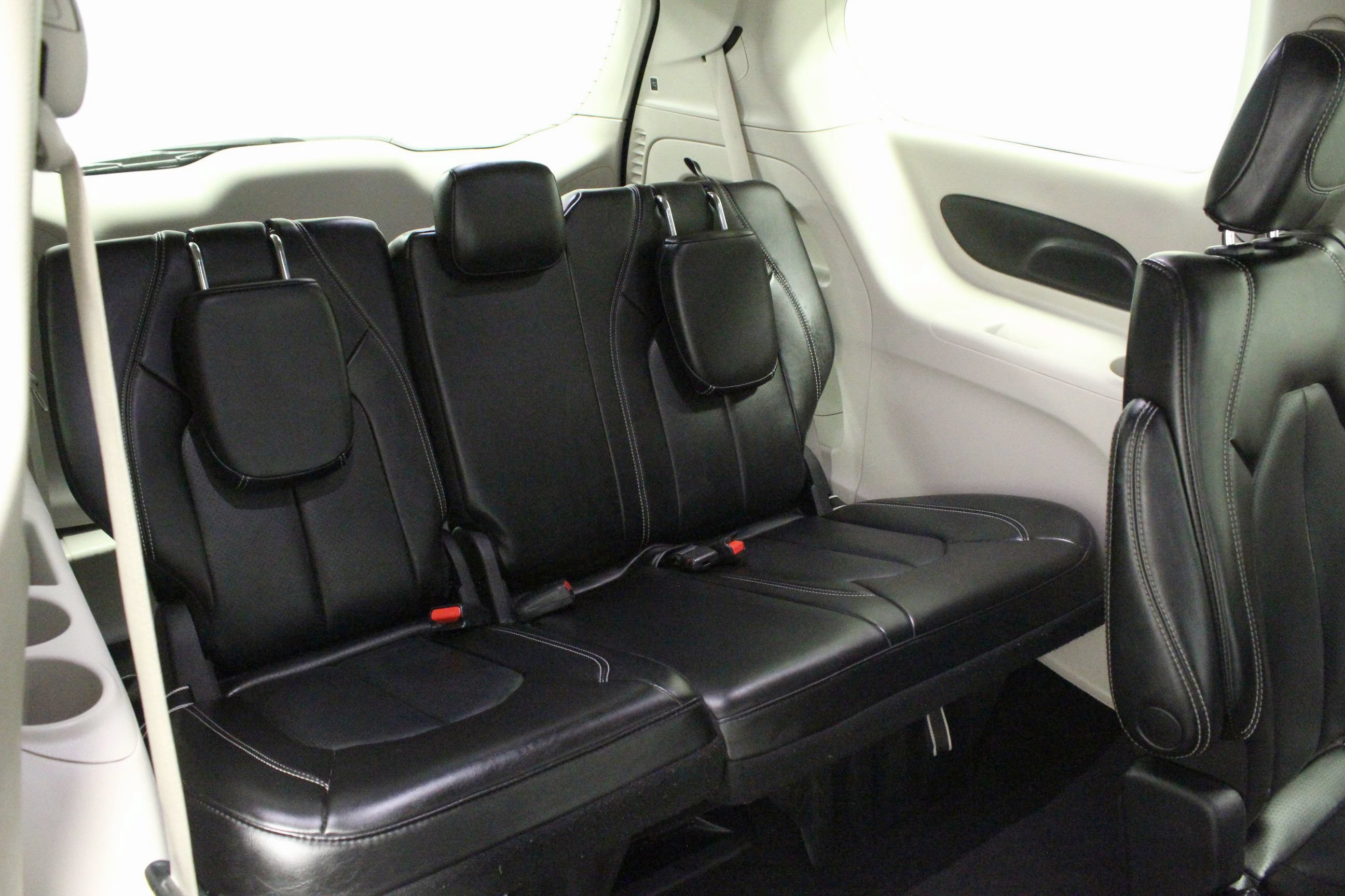 Used 2023 Chrysler Pacifica Touring-L FWD image 18