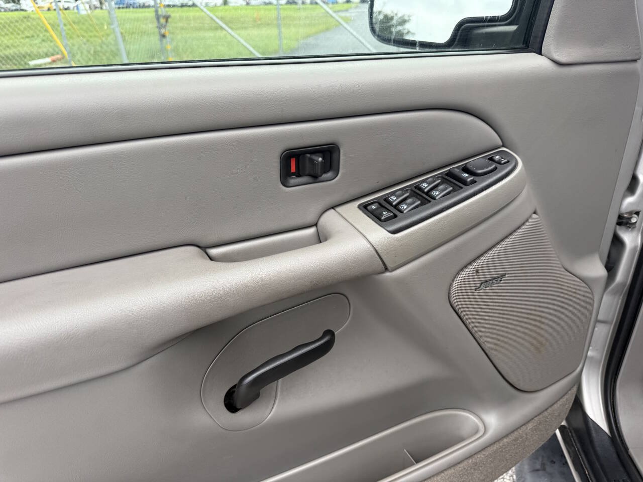 Used 2004 Chevrolet Suburban LS w/ Preferred Equipment Group RWD image 3