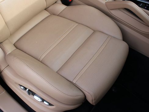 Used 2021 Porsche Cayenne image 28