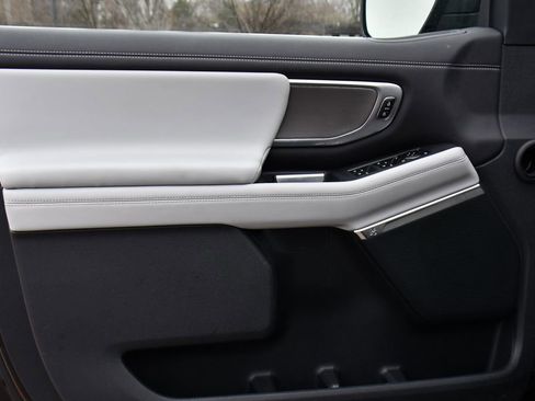 Used 2025 Ford Expedition Platinum image 25