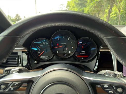 Certified 2021 Porsche Macan AWD/4WD image 18