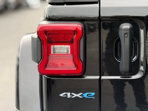 Used 2023 Jeep Wrangler Unlimited Sahara image 8