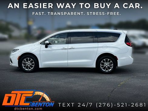 Used 2023 Chrysler Pacifica Touring-L AWD/4WD image 8