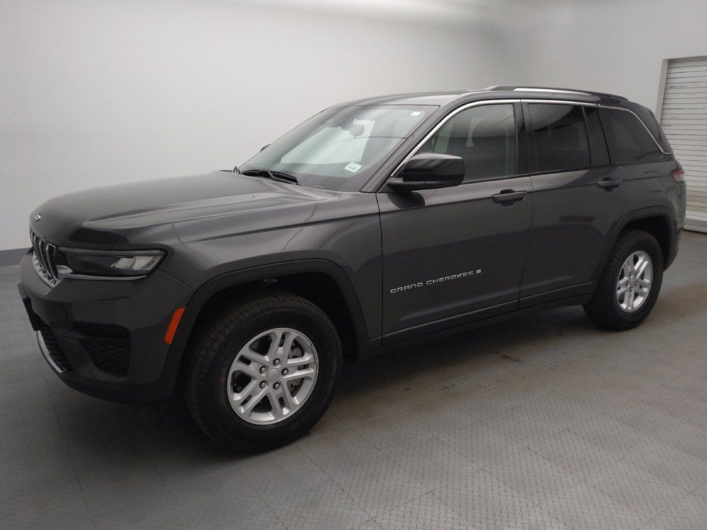 Used 2023 Jeep Grand Cherokee Laredo w/ Luxury Tech Group I AWD/4WD image 2