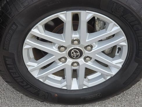 Used 2022 Toyota Tundra SR5 w/ SR5 Convenience Package AWD/4WD image 3