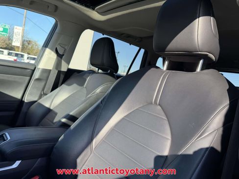 Used 2023 Toyota Highlander XLE AWD/4WD image 12