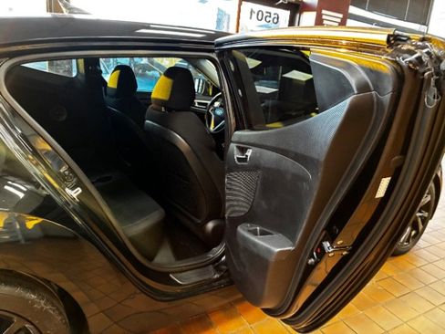 Used 2016 Hyundai Veloster image 30