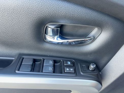 Used 2018 Nissan Titan SV w/ SV Convenience Package image 21