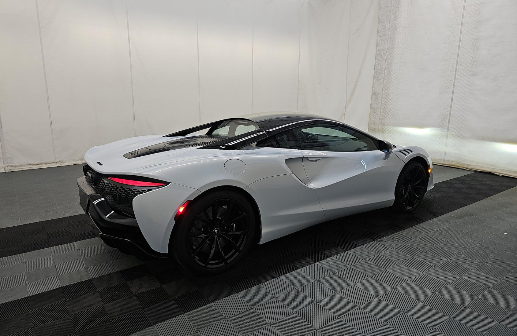 Used 2023 McLaren Artura RWD image 4