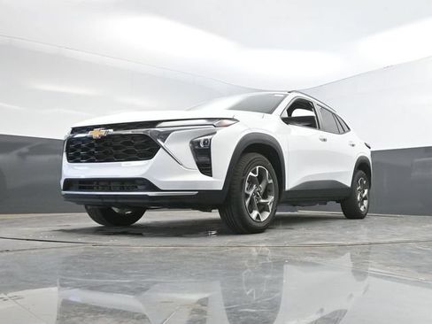 Used 2025 Chevrolet Trax LT w/ LT Convenience Package FWD image 47