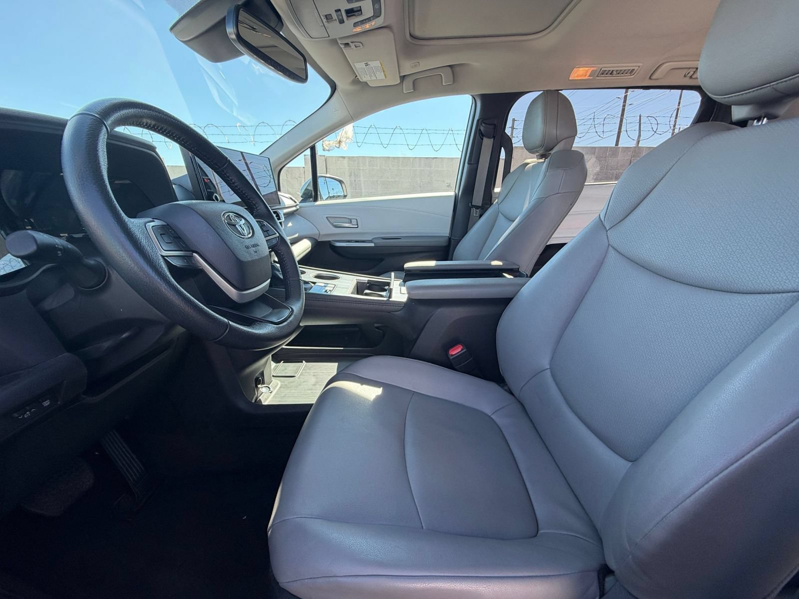 Used 2025 Toyota Sienna XLE FWD image 27