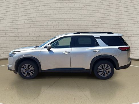 Used 2025 Nissan Pathfinder SV FWD image 8
