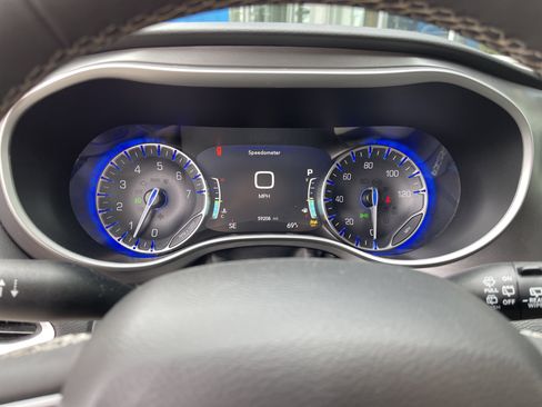 Used 2024 Chrysler Pacifica Touring-L image 23