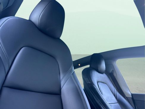 Used 2022 Tesla Model Y Long Range image 16