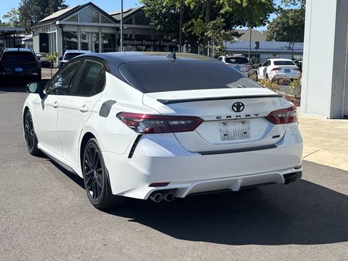 Used 2022 Toyota Camry XSE FWD image 3