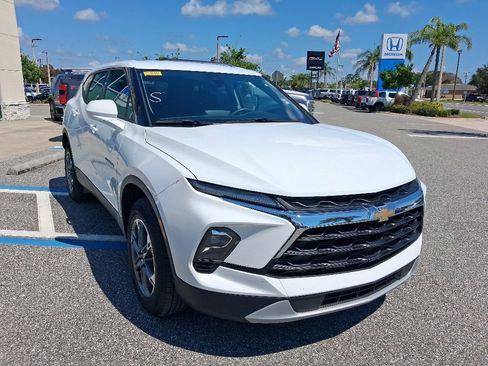 Used 2025 Chevrolet Blazer LT FWD image 2