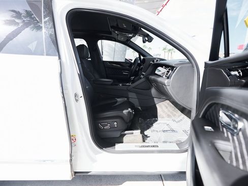 Used 2022 Bentley Bentayga image 12