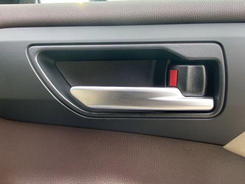 Used 2021 Toyota Highlander XLE FWD image 40