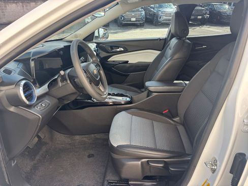 Used 2025 Chevrolet Trax LT image 27