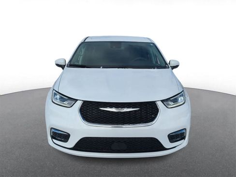 Used 2023 Chrysler Pacifica Touring-L image 3