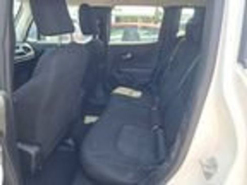 Used 2023 Jeep Renegade Latitude AWD/4WD image 6